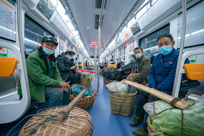 地下鉄「かご専用線」、野菜農家の足に 中国重慶市