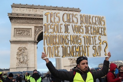 フランス「黄色いベスト」デモ、4週連続 機動隊と衝突 略奪も