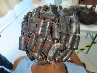 かつらにコカイン隠して密輸の女2人逮捕 パナマ