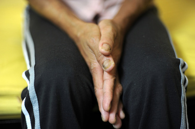 マレーシアで外国人メイド虐待死、屋外で犬と寝るよう強要