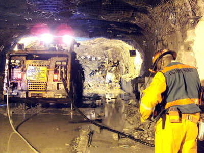 金鉱事故から1週間ぶりに作業員救出、インドネシア