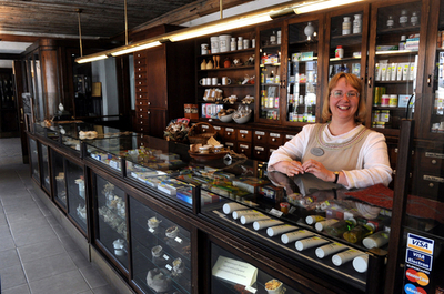 レシピは中世からの秘伝、欧州最古の薬局で「失恋の治療薬」 販売中