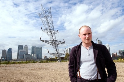 流星からの贈り物？英ロンドンに「逆立ち鉄塔」がお目見え