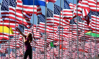 米同時多発攻撃から17年、約3000枚の国旗掲げ犠牲者追悼