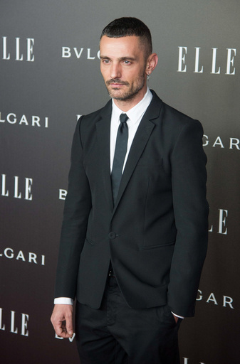 デザイナーのダビッド・デルフィン死去、46歳