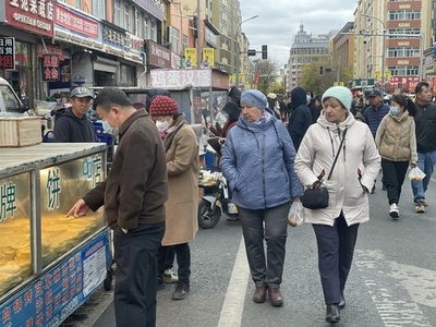 川を渡ってわずか7分 ロシア人客が中国黒竜江省の朝市でショッピング