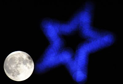 星と月、幻想的な共演 英国