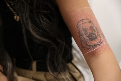 カニエ・ウェストのタトゥー無料除去 ファンだった過去と決別 英