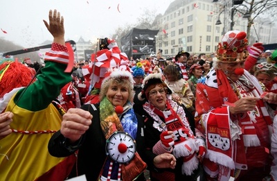 「もう待てない」 独ケルンでカーニバル開幕 数千人が集結