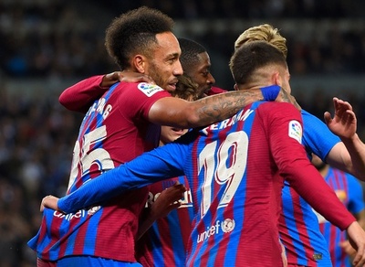 バルセロナ辛勝で2位キープ、オーバメヤン決勝点