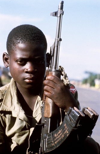 児童兵の撲滅求める「パリ・コミットメント」、署名国が100か国に