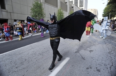 バットマンのマント「飛んだら致命傷」、物理学で試算
