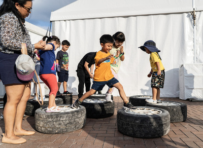 香港、「合わせ技」で少子化対策 新生児に約38万円の現金給付