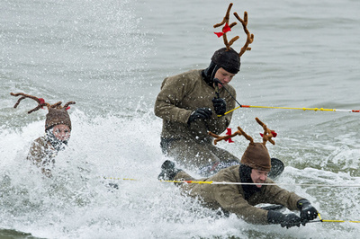 ジェットスキー楽しむサンタと仲間たち、米メリーランド州