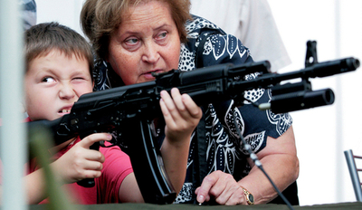 モスクワで武器見本市、カラシニコフ突撃銃を構える少年