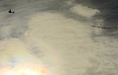 モイーズ氏に皮肉込め「ありがとう」、マンU本拠上空にメッセージ