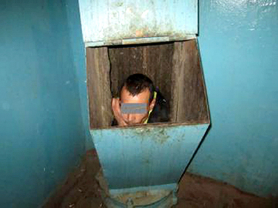 ごみ用ダストシュートに飛び込み詰まった男性、ロシア