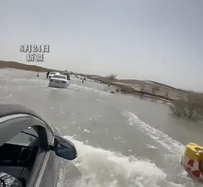 中国のタクラマカン砂漠に洪水