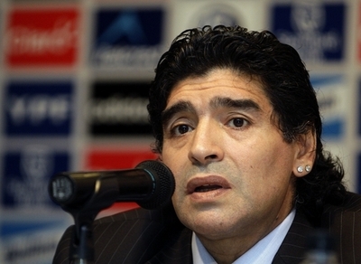 リケルメの起用をめぐり不満を表すマラドーナ監督