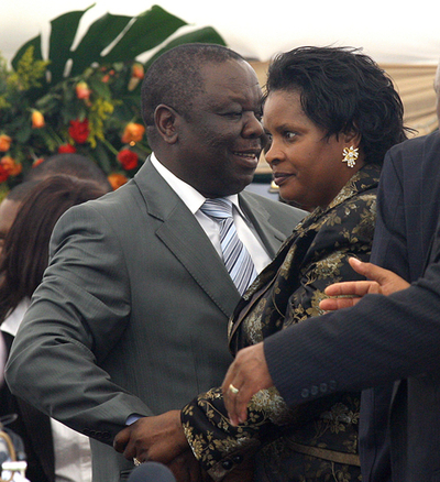 ジンバブエ首相の車にトラックが衝突、自身は軽傷も夫人が死亡