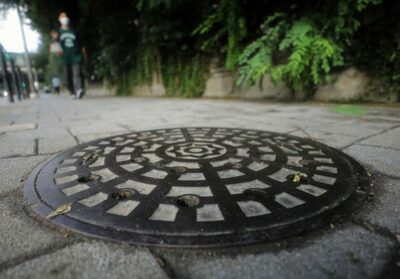 点検直後のマンホール「踏んだ瞬間にひっくり返った」…韓国・防犯カメラが捉えた危険な一瞬