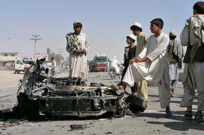 警備車列狙った自爆攻撃、民間人2人が死亡 アフガニスタン