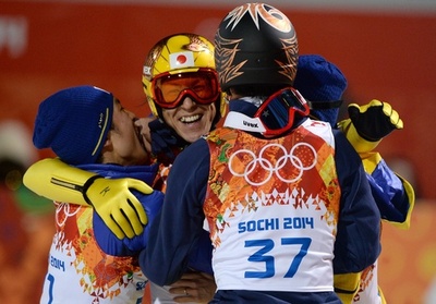 ラージヒル決勝で仲間に祝福される葛西、ソチ五輪