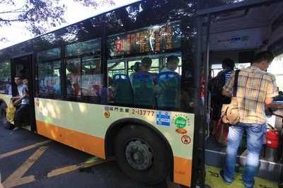 中国の大学副教授、バスの中で突然死 勤務中かどうかで裁判に