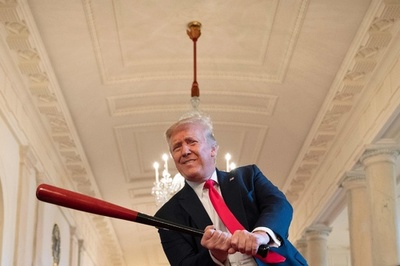 クリントン・ブッシュ両元大統領の肖像画、ホワイトハウスの玄関から撤去