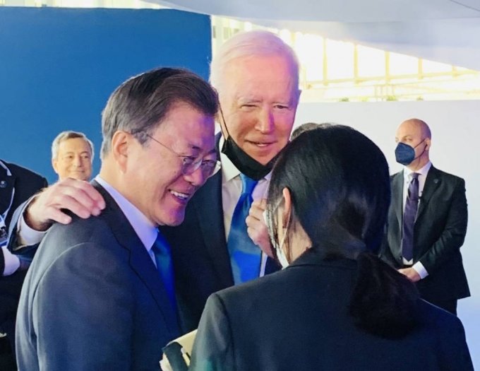 バイデン大統領と言葉を交わすムン大統領＝ローマで10月30日(c)NEWSIS