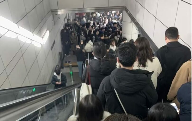 27日朝、ソウル全域に大雪注意報が発令され、地下鉄9号線塩倉駅で乗車を待つ市民たち=読者提供(c)news1