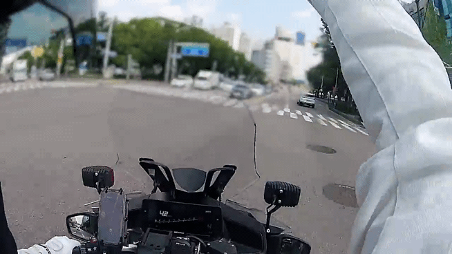 救急車を京畿・富川からソウルへ迅速に送るために、交通を統制している警察のサイドカーの様子(c)news1/MONEYTODAY