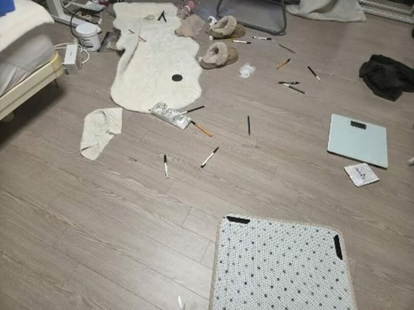 子どもが部屋に入ってわずか数分で散らかった寝室の床(c)MONEYTODAY
