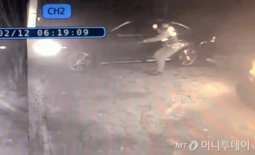 車のドアに食い下がる警察官を引きずったまま速度を上げる車＝読者提供(c)MONEYTODAY