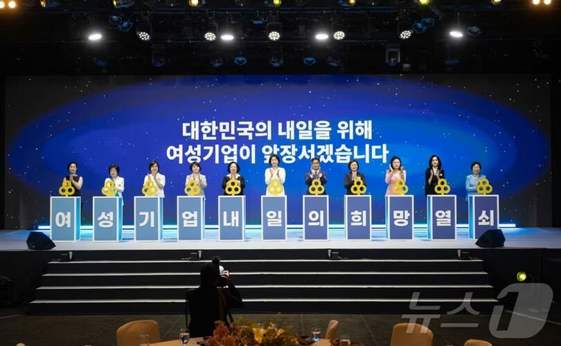 2025年7月1日、ソウル市中区の新羅ホテルで開かれた「第4回女性企業週間」開幕式でパフォーマンスを披露するイ・ジェミョン（李在明）大統領の妻キム・ヘギョン（金恵景）氏＝大統領室提供(c)news1