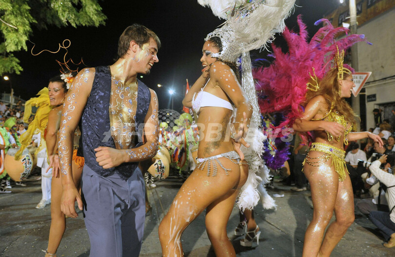 ウルグアイの「ジャマーダス」パレード最高潮に