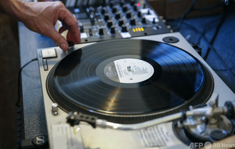 アナログレコード、販売枚数でもCD上回る 35年ぶり 米