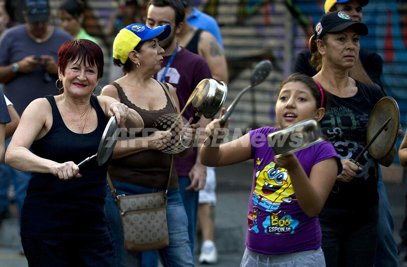 ベネズエラ大統領選、敗北候補の支持者らが抗議デモ