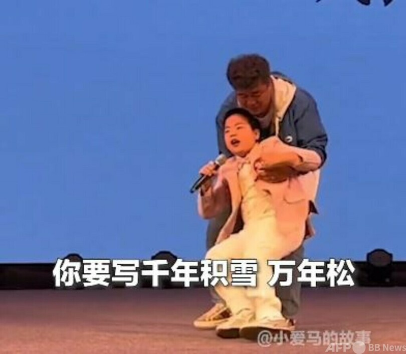 朗読コンテストで脳性まひ少年が転んだがひざまずいて朗読を継続=中国吉林