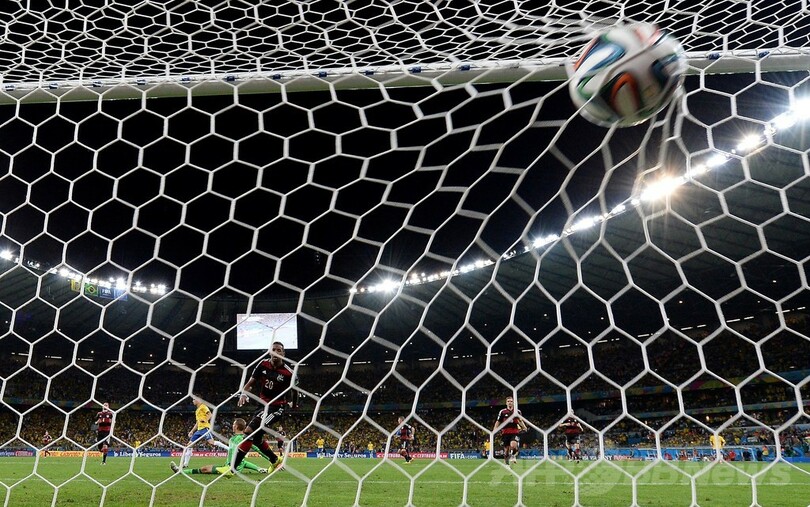 ドイツが7ゴールを奪い決勝へ、ブラジルは歴史的大敗