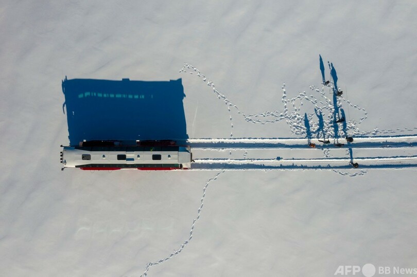 消滅危機の氷河を疾走するメガバス アイスランド