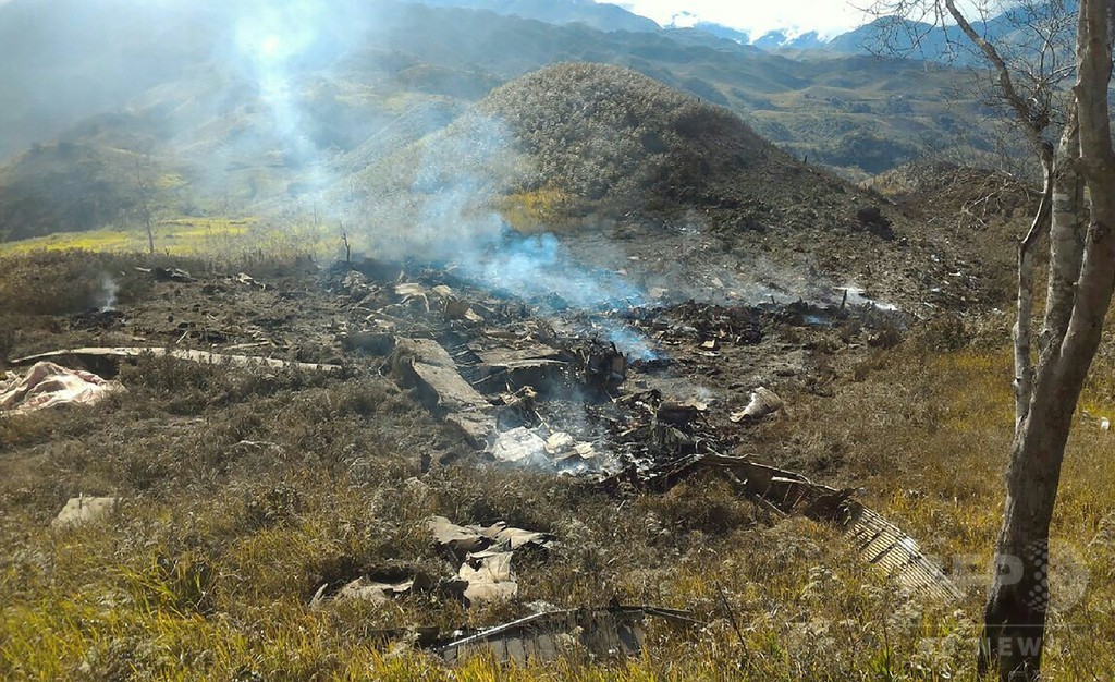 インドネシアで軍輸送機が墜落、13人死亡 写真3枚 国際ニュース：AFPBB News