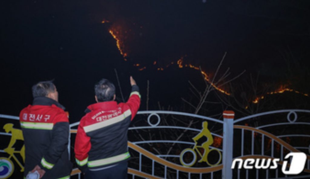 「山火事鎮火は危険」女性公務員を作業から外した韓国自治体に「不平等」批判 写真枚 国際ニュース:AFPBB News