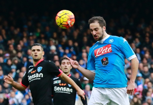 イグアインが22試合で22得点目を記録、ナポリは首位を守る 写真10枚