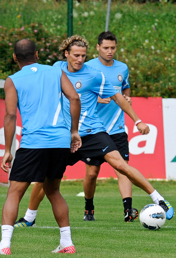 インテル フォルランの入団発表 写真7枚 国際ニュース：AFPBB News