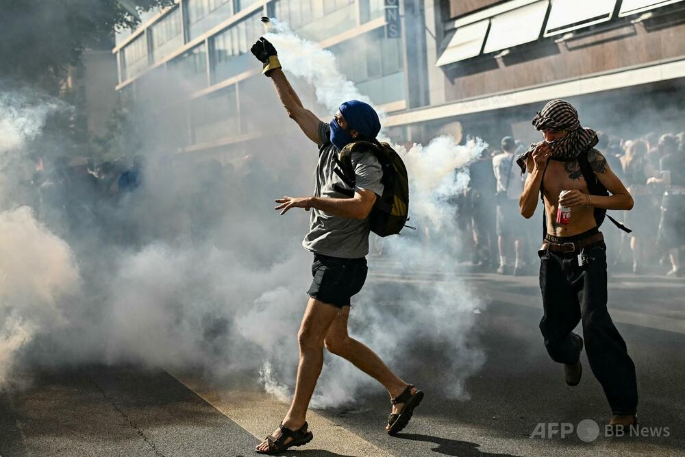 ジュネーブ反G7デモが暴徒化、警察が催涙ガスで対応 国連施設も被害