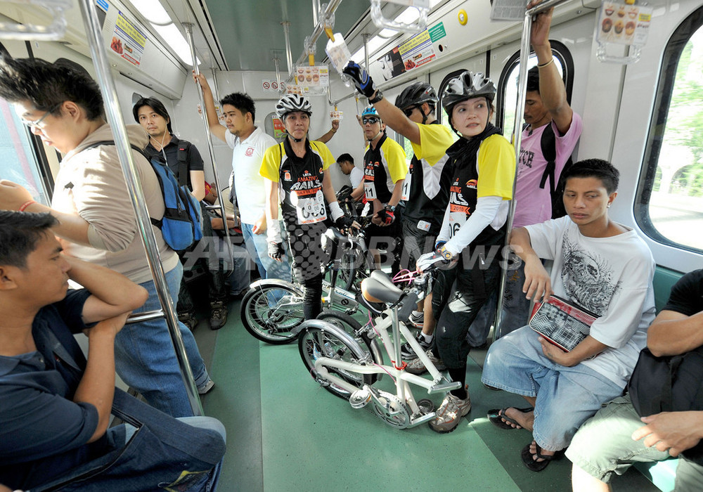 マイカーやめて電車に」折りたたみ自転車でPR、フィリピン 写真7枚 