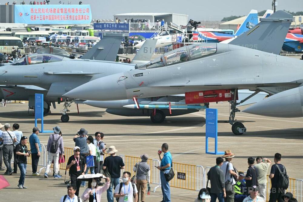 1998年中国国際航空宇宙博覧会 珠海航展 記念メダル2枚セット 限定9800個 中国最大の航空ショー、戦闘機と攻撃ドローンで開幕 写真20枚 国際