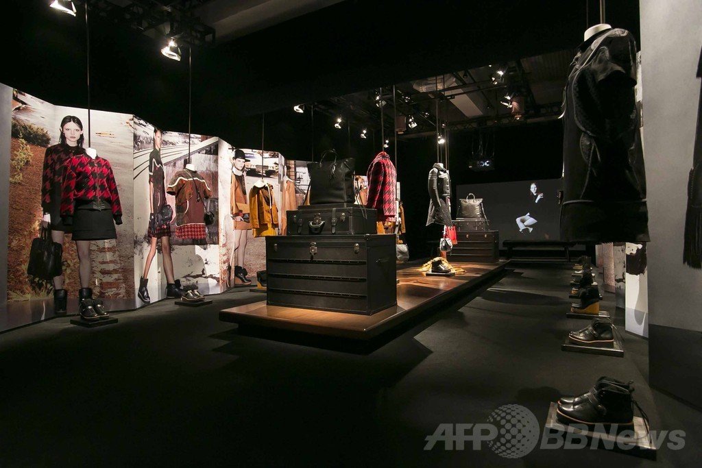 「コーチ」、スチュアート・ヴィヴァースによるデビューコレクションを都内で披露