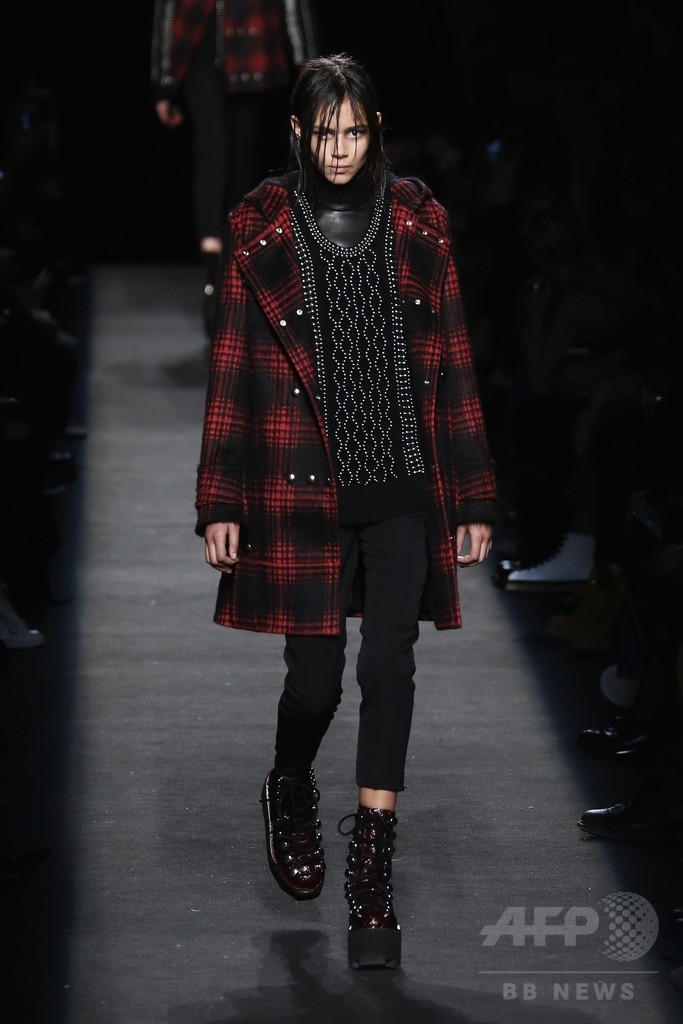 レザーやベルベットで表現するヘビメタ、「アレキサンダー ワン」15/16年秋冬